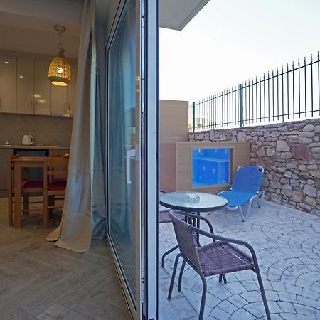 Semiramis Suites With Pool 칼라마타 외부 사진