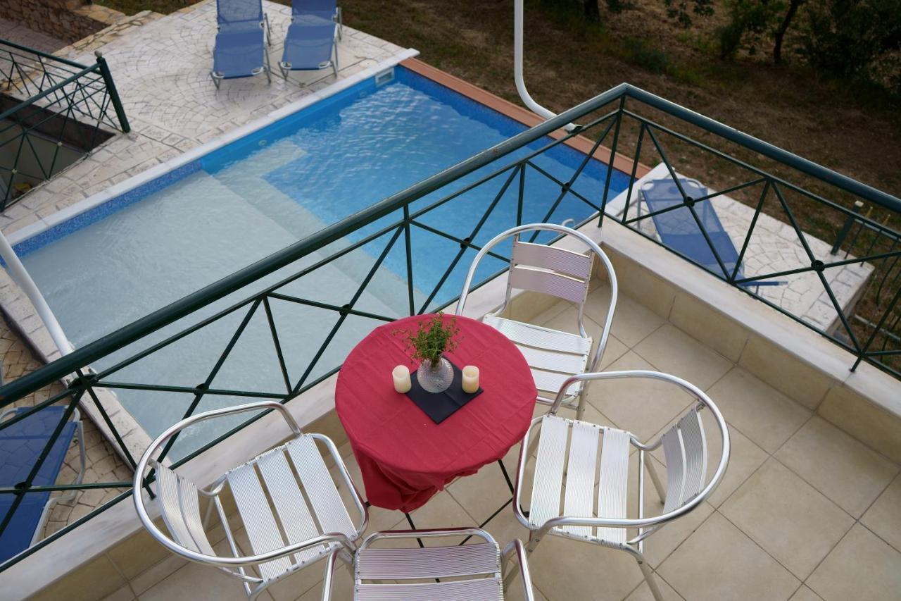 Semiramis Suites With Pool 칼라마타 외부 사진