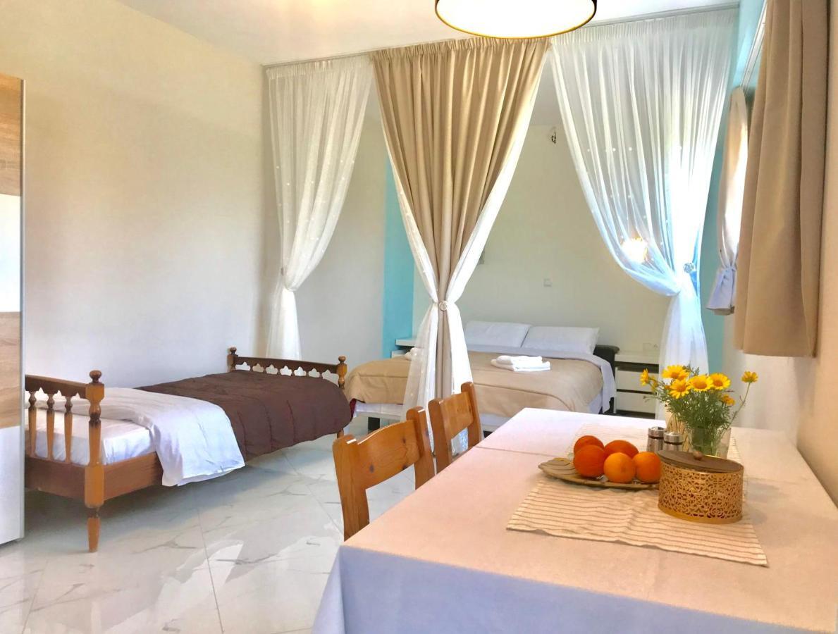 Semiramis Suites With Pool 칼라마타 외부 사진