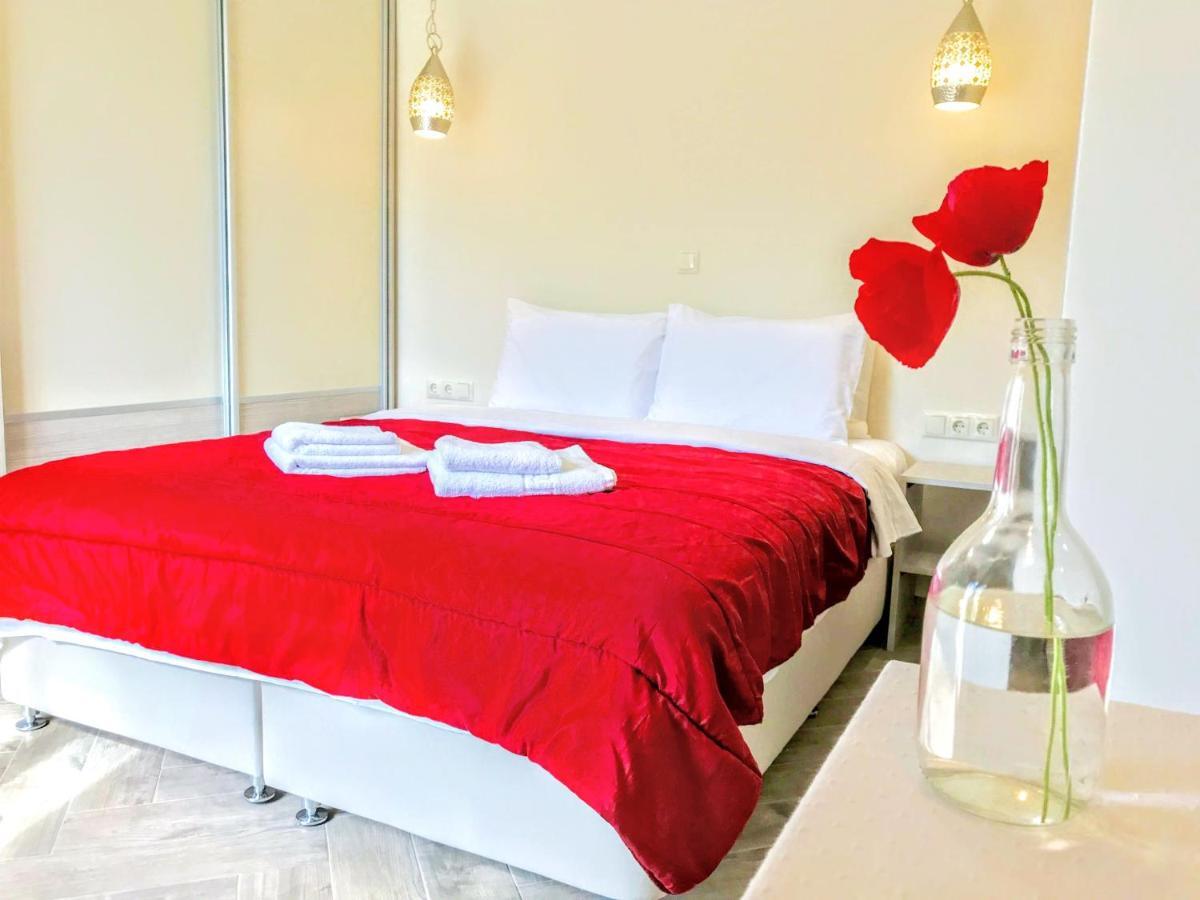 Semiramis Suites With Pool 칼라마타 외부 사진